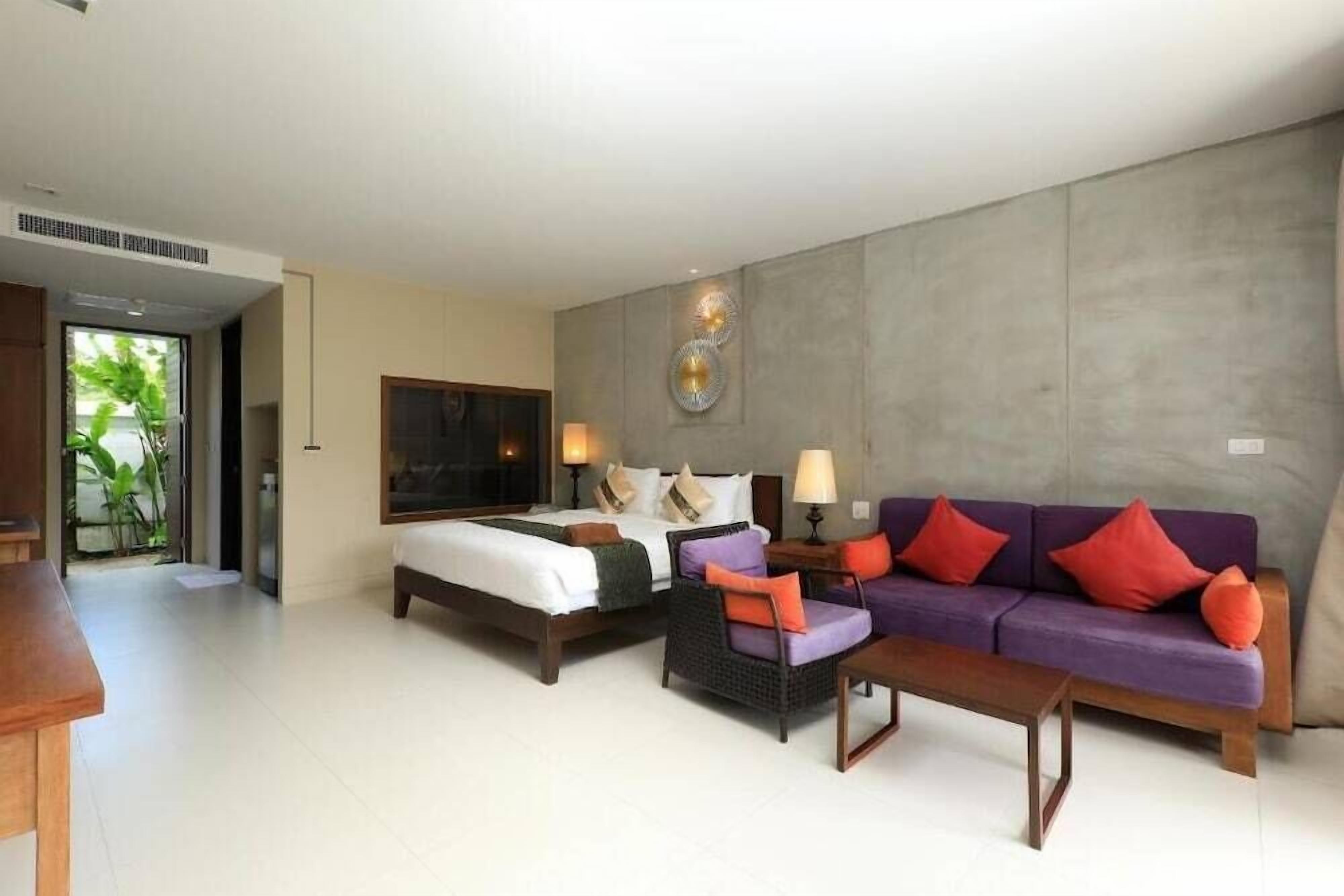 Seprai premium, bantalan ekstra lembut, minibar, dan brankas