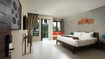 Un dormitorio moderno con una cama grande, un escritorio y vistas al exterior.