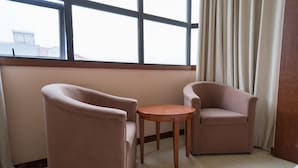 Una habitación con dos sillones y una pequeña mesa redonda.