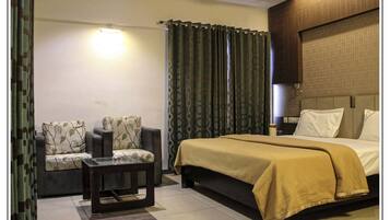 Deluxe Double or Twin Room, 1 Bedroom, Accessible, Smoking | 1 bedroom, in-room safe, desk, soundproofing