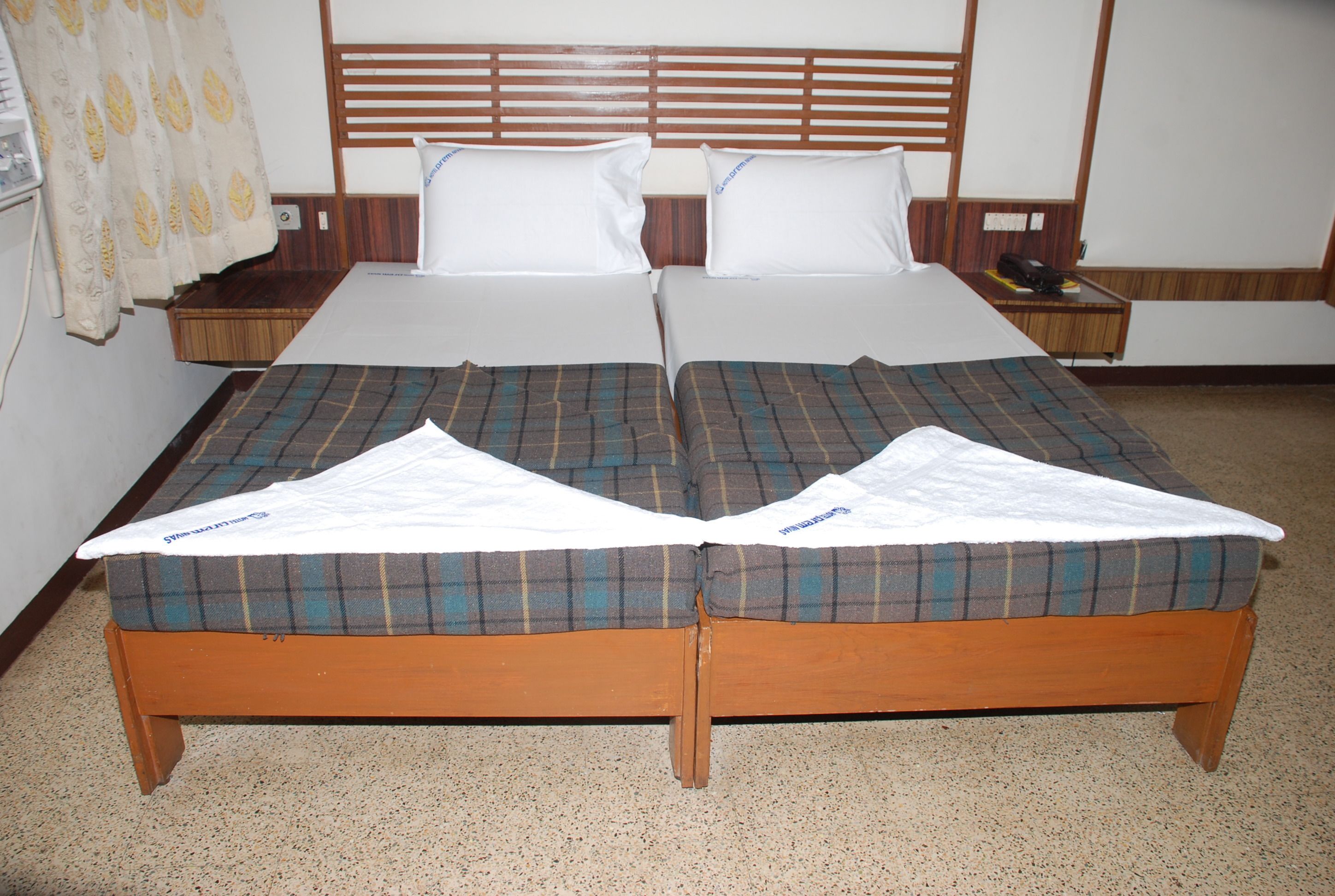 deluxe single room, 1 bedroom, accessible, smoking | in-room safe, desk, soundproofing, rollaway beds
