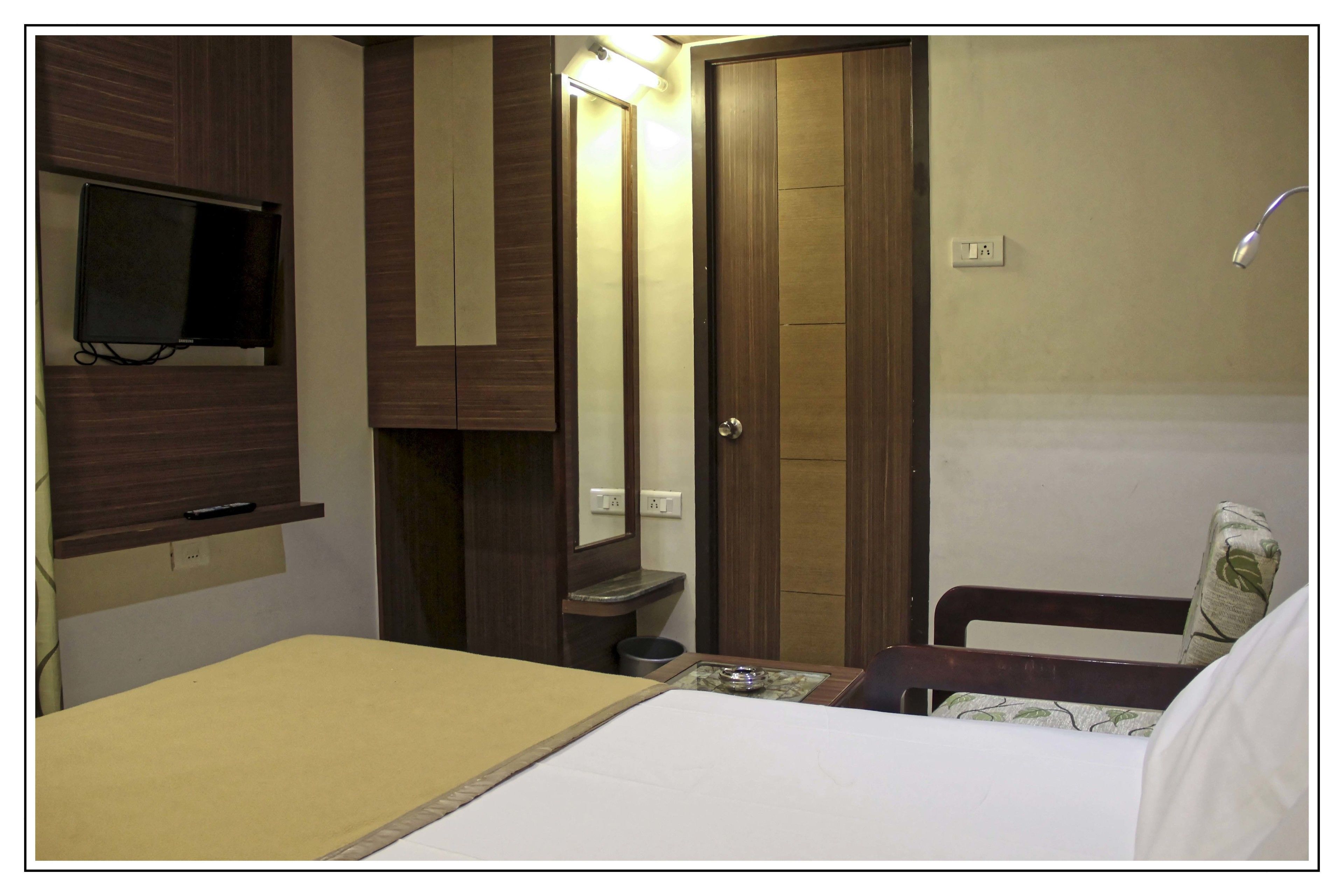 deluxe single room, 1 bedroom, accessible, smoking | in-room safe, desk, soundproofing, rollaway beds