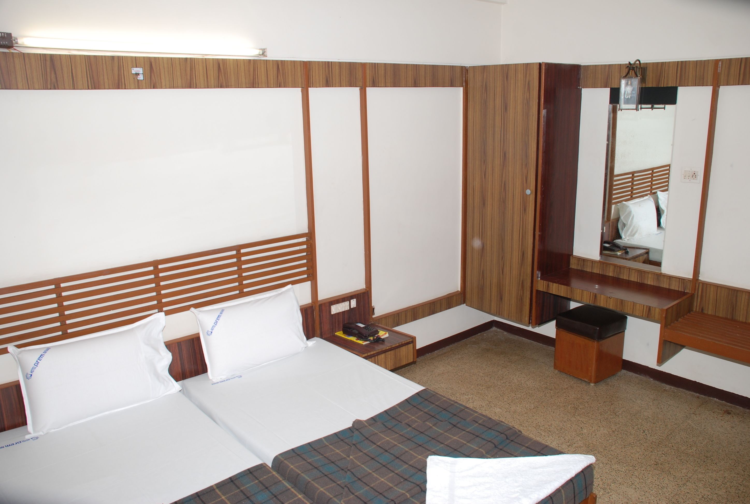 deluxe double or twin room, 1 bedroom, accessible, smoking | in-room safe, desk, soundproofing, rollaway beds