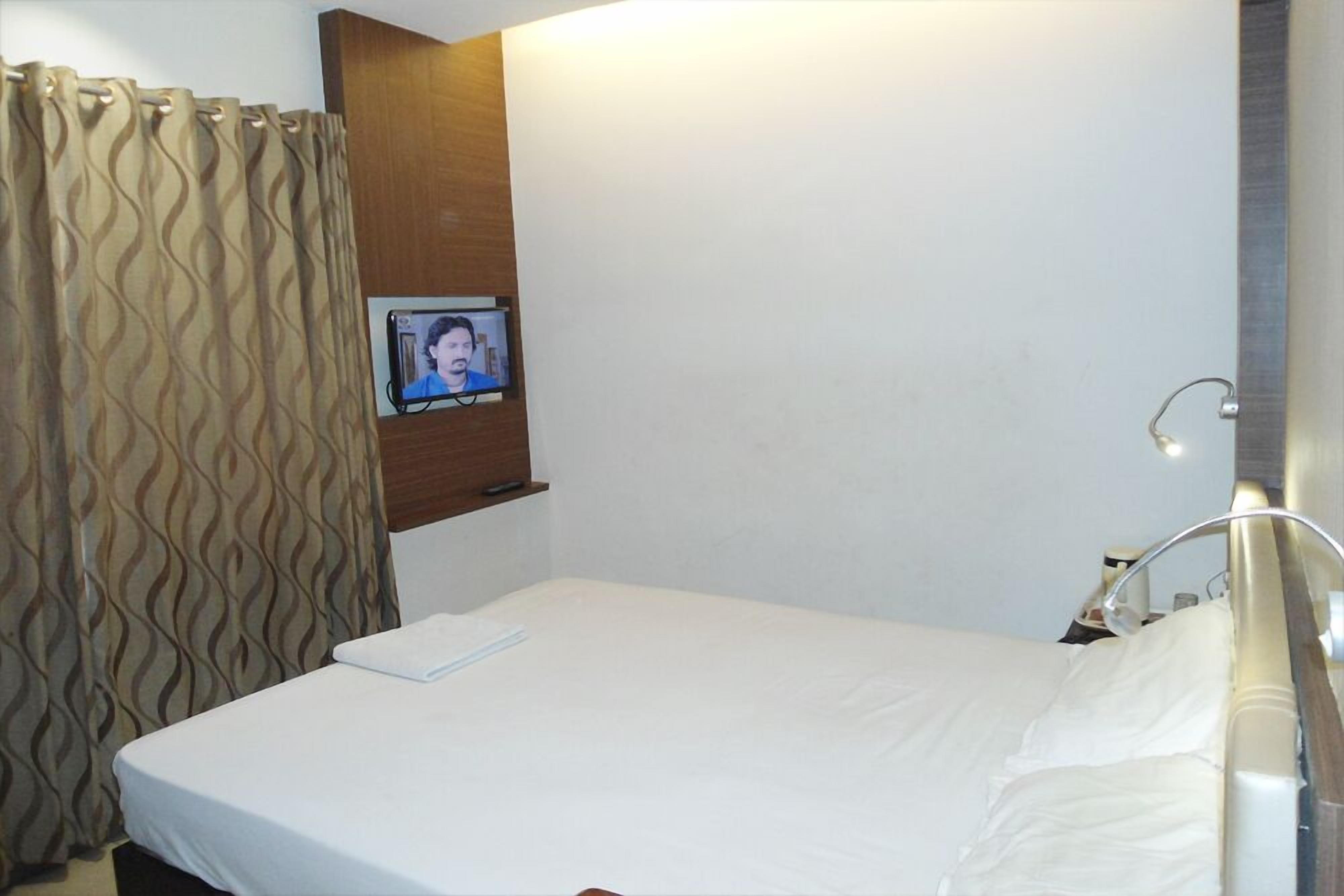 deluxe single room, 1 bedroom, accessible, smoking | in-room safe, desk, soundproofing, rollaway beds