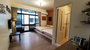 Escritorio, cortinas blackout, sistema de insonorización y wifi gratis