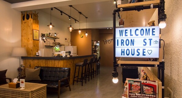 42-inch flat-screen TV with cable channels, TV - Iron St. House (Tainan)