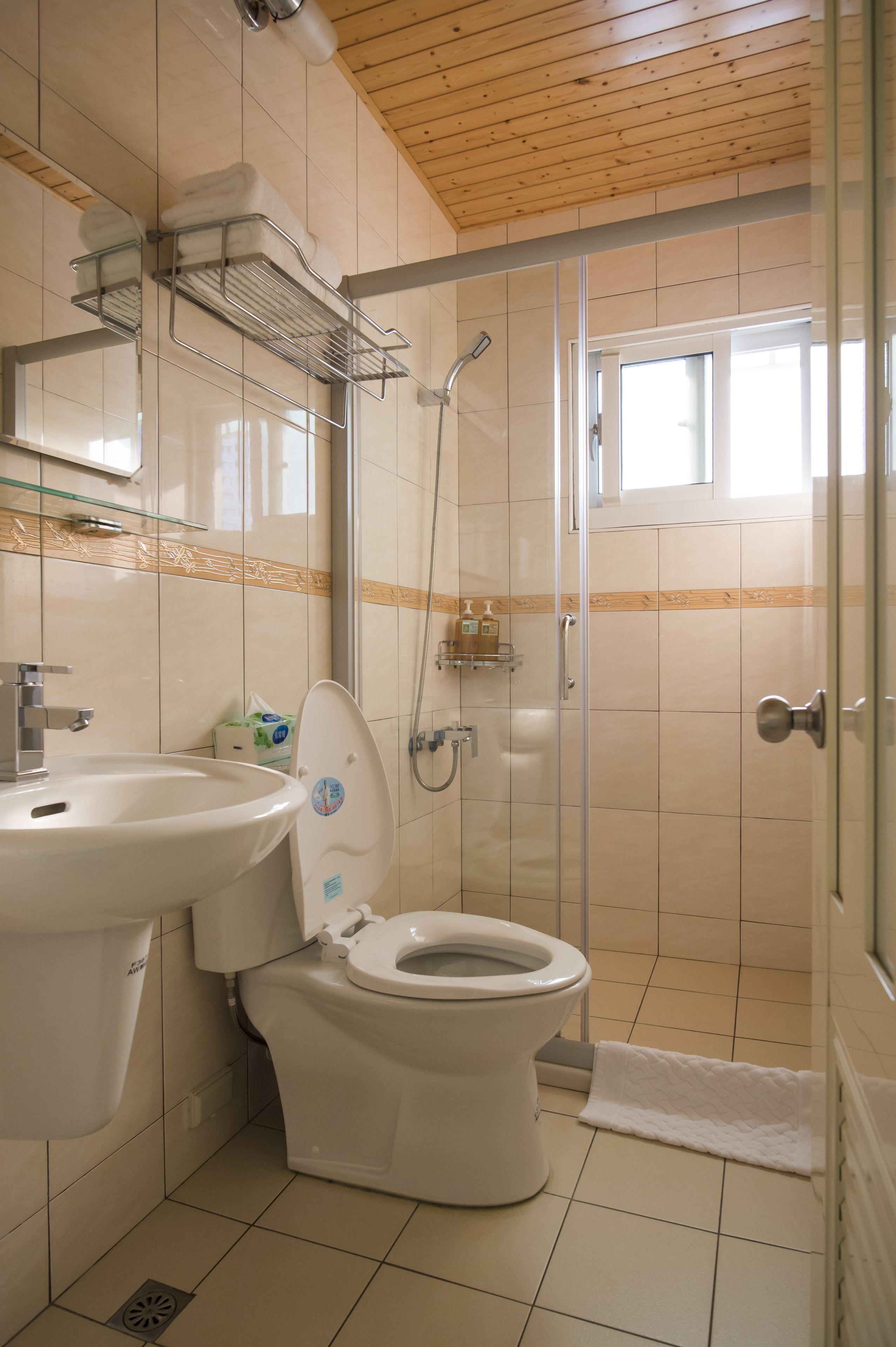 Regadera, amenidades de baño gratuitas, secadora de cabello, pantuflas 