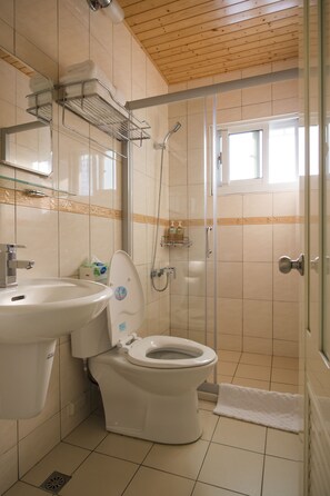 Suihku, ilmaiset hygieniatuotteet, hiustenkuivaaja, tohvelit