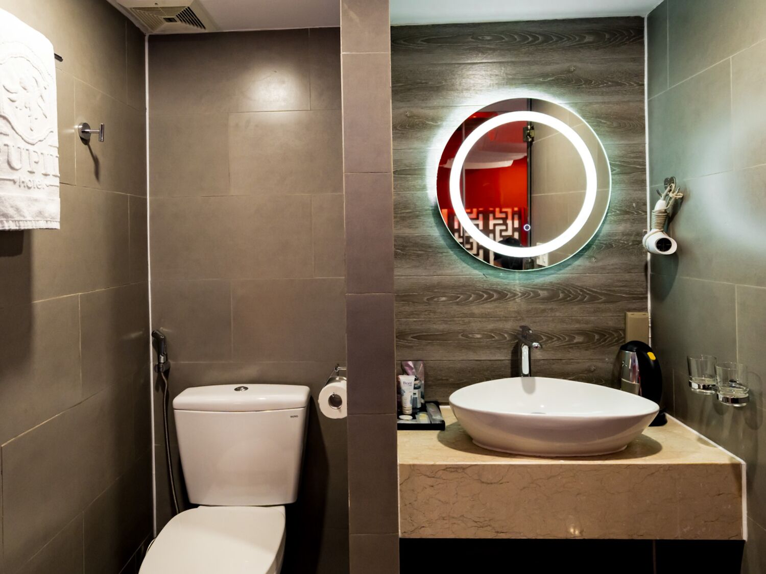 deluxe room, jetted tub | bathroom | free toiletries, hair dryer, slippers, bidet