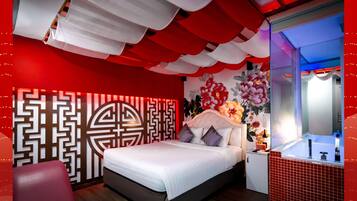 Deluxe Room, Jetted Tub | Bar mini, meja, kalis bunyi, Wi-fi percuma