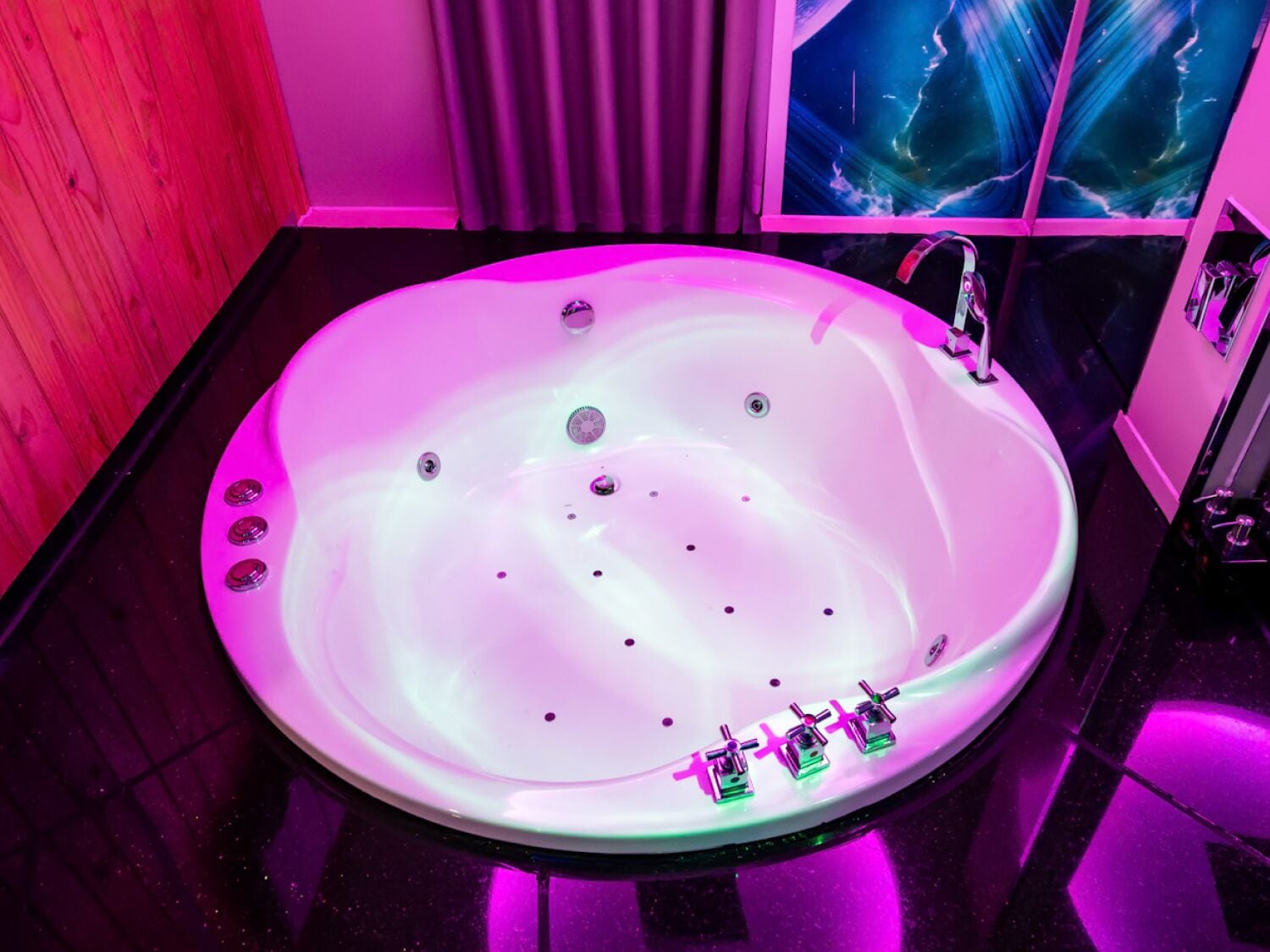 suite, sauna | jetted bathtub