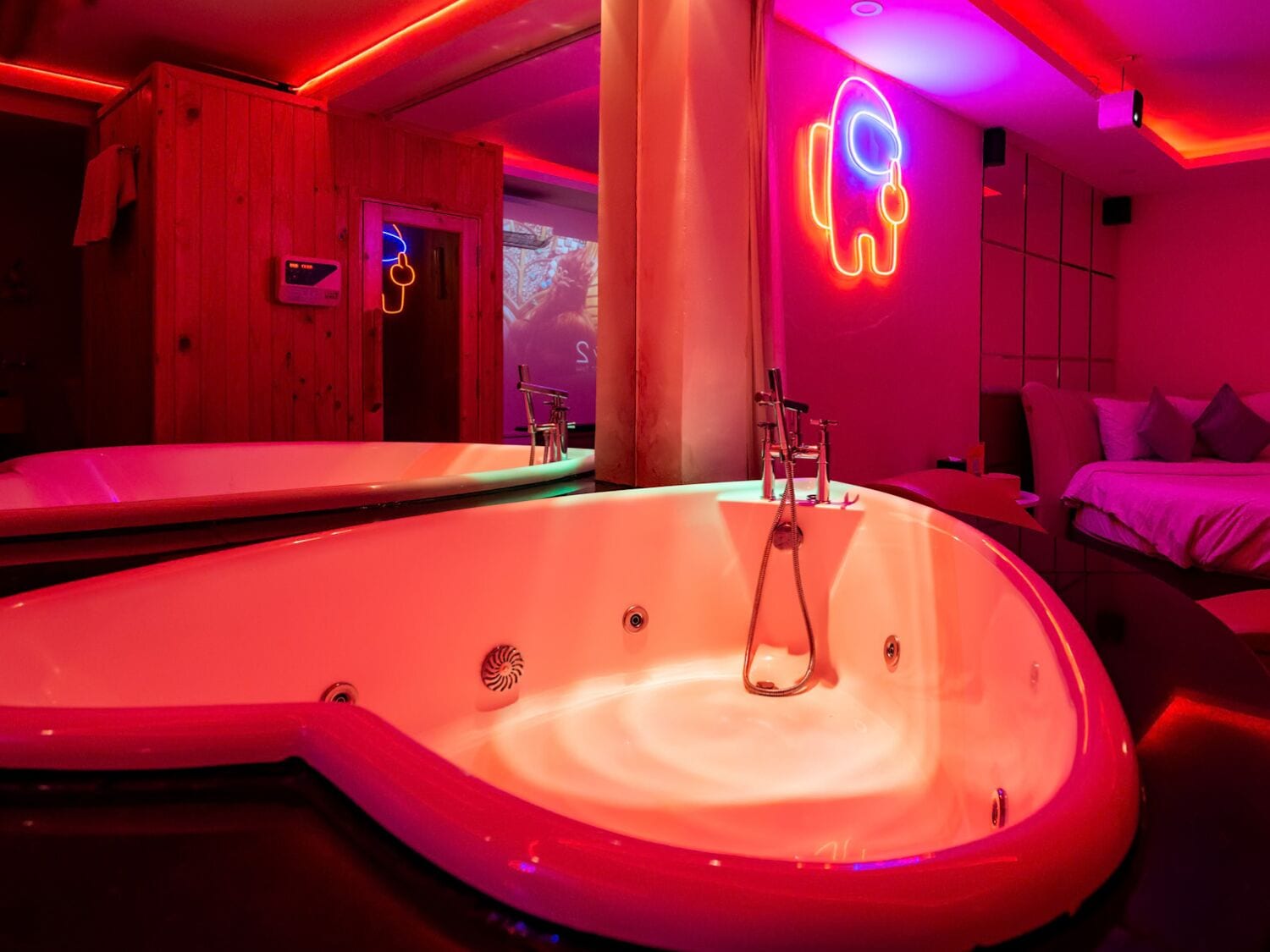 suite, sauna | jetted bathtub