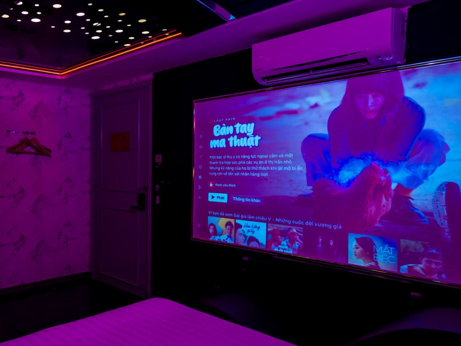 deluxe room, jetted tub | minibar, desk, soundproofing, free wifi