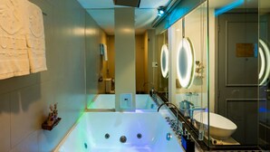 Deluxe Room, Jetted Tub | Bathroom - Cupid Hotel (Ho Chi Minh City)