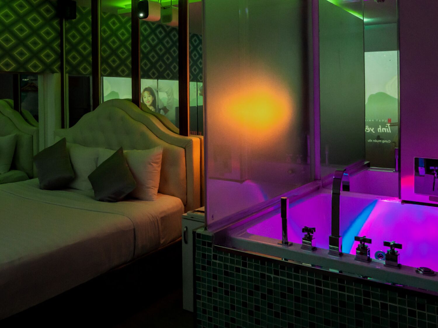 deluxe room, jetted tub | minibar, desk, soundproofing, free wifi