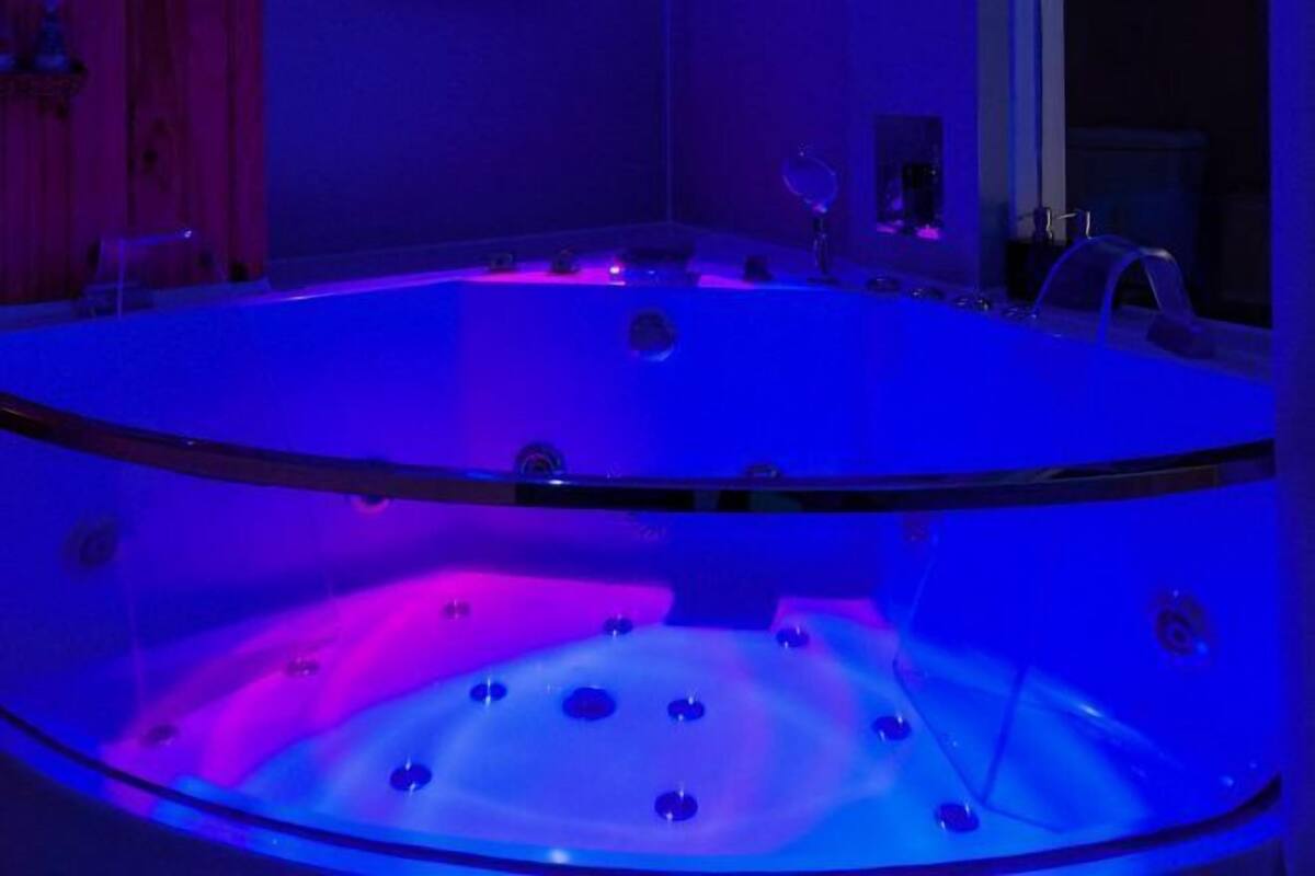 Badkamer | Gratis toiletartikelen, een haardroger, pantoffels, een bidet