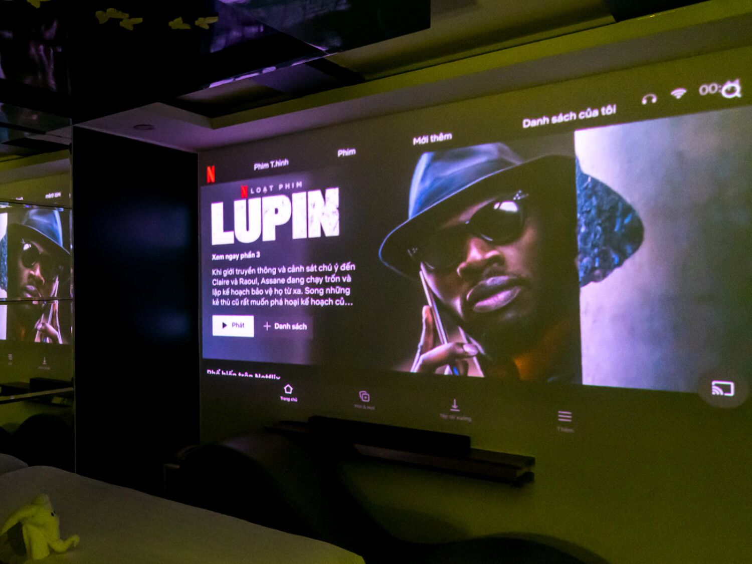 Un panell digital amb un cartell de cinema de 'Lupin' que mostra un personatge amb un barret.
