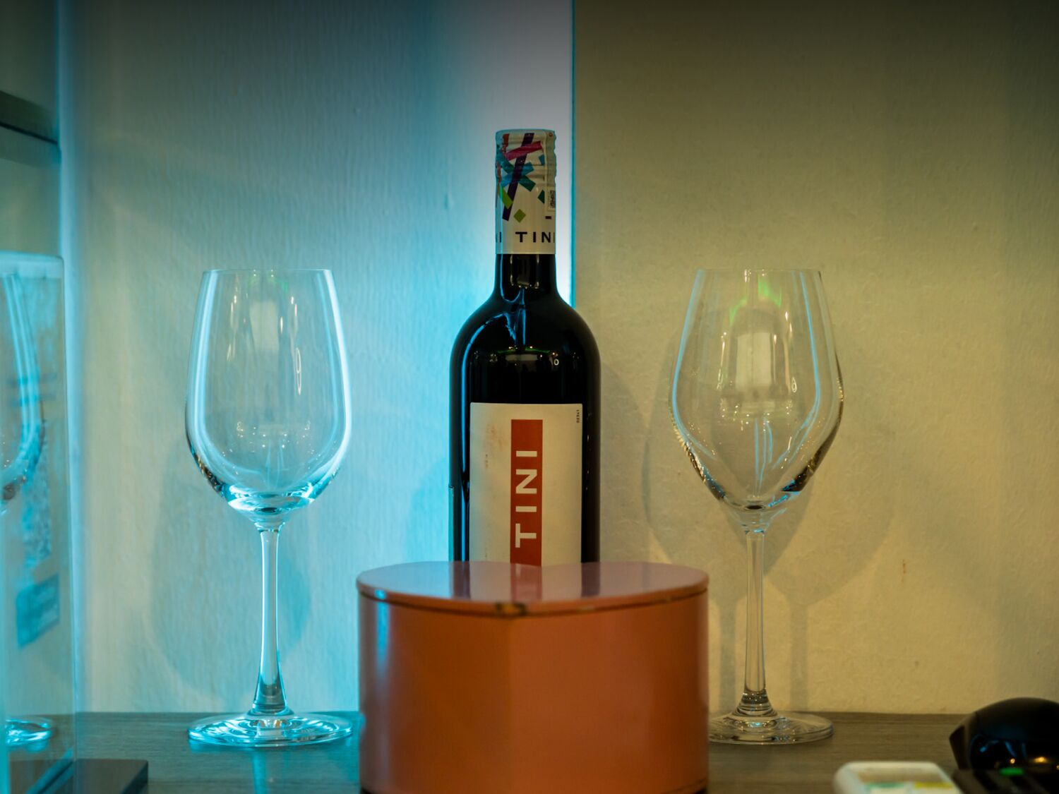 deluxe room, jetted tub | minibar, desk, soundproofing, free wifi