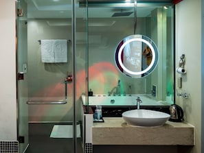 Chambre Deluxe, baignoire à jets | Salle de bain | Articles de toilette (gratuits), séchoir à cheveux, pantoufles, bidet