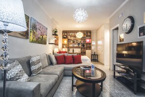 Deluxe Apartment with Private Garden | 客房内保险箱、办公桌、隔音、熨斗/熨衣板