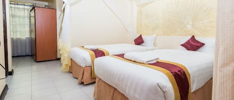 Twin Room | Desk, free WiFi, bed sheets