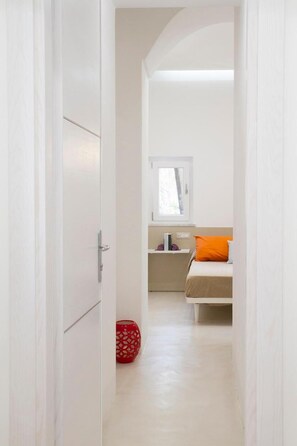 Premium bedding, desk, iron/ironing board, free WiFi