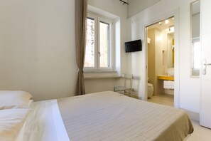 Classic Double Room (Positano) | Premium bedding, desk, iron/ironing board, free WiFi - Il Vicoletto (Amalfi)