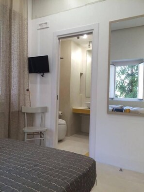 Classic Double Room (Positano) | Premium bedding, desk, iron/ironing board, free WiFi - Il Vicoletto (Amalfi)