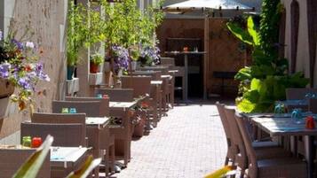 تقديم الغداء والعشاء، الأطباق المحلية