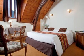 In-room safe, individually decorated, individually furnished, desk - Logis Le Relais Chenonceaux (Chenonceaux)