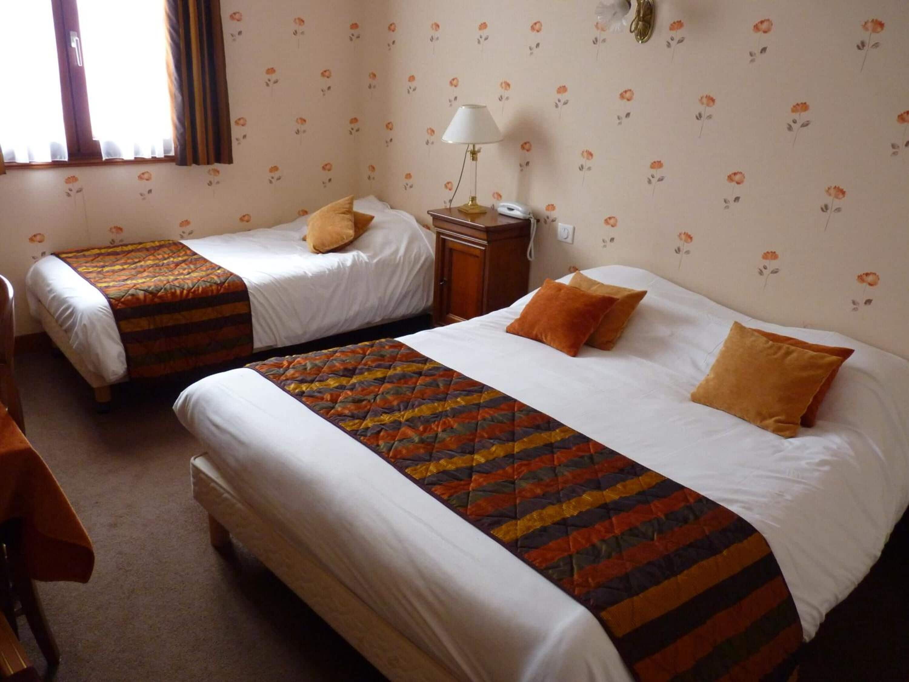 خزنة داخل الغرفة وبديكورات فريدة لكل غرفة وطراز فريد لكل وحدة ومكتب