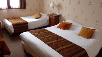 خزنة داخل الغرفة وبديكورات فريدة لكل غرفة وطراز فريد لكل وحدة ومكتب