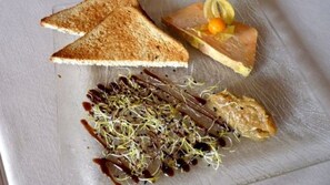 Déjeuner et dîner servis sur place