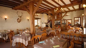 Serveert lunch en diner, lokale gerechten