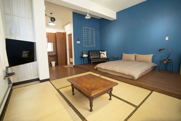 Deluxe Double Room, 1 Bedroom (Blue) | Desk, blackout drapes, soundproofing, rollaway beds - Lento Hostel (Tainan)