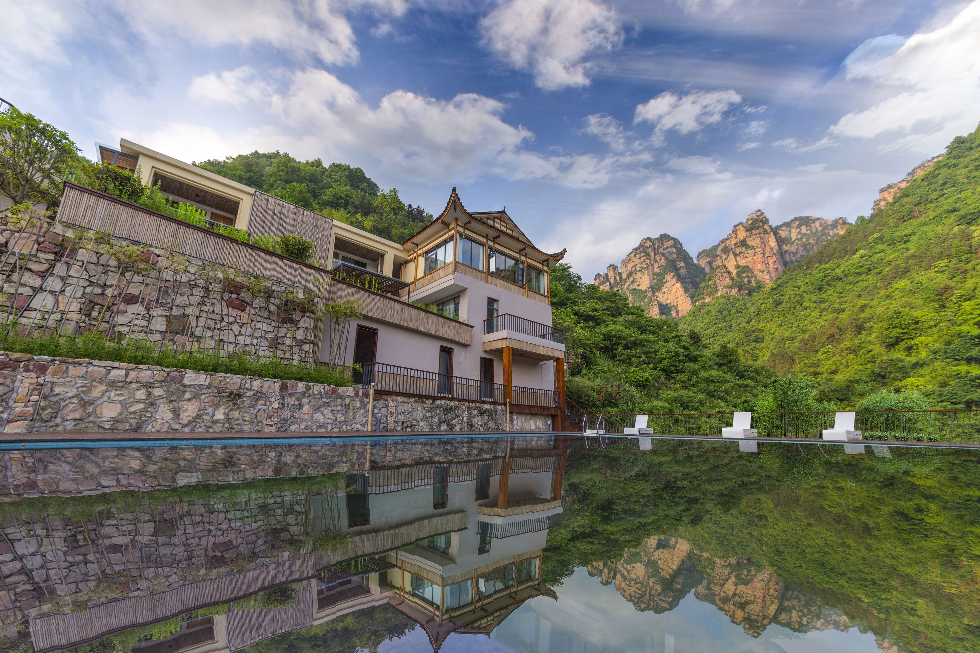 2 outdoor pools, a rooftop pool, free cabanas, pool umbrellas