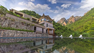 2 outdoor pools, a rooftop pool, free cabanas, pool umbrellas