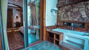 Habitación Signature, 1 cama de matrimonio grande, vistas al complejo turístico, junto a la piscina | Baño | Artículos de higiene personal gratuitos, secador de pelo y albornoces