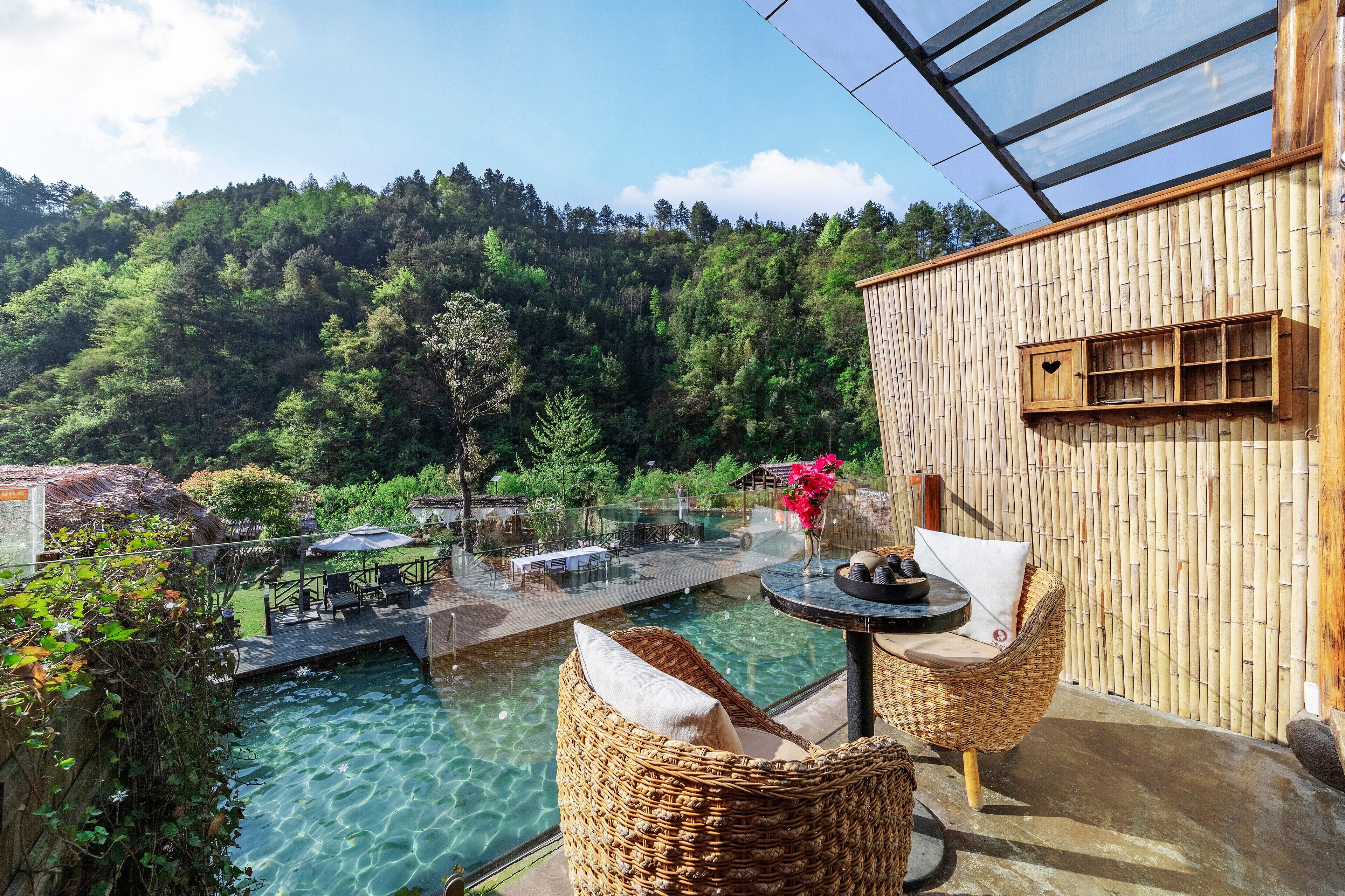 Waterfront Mountain View Deluxe King Room with Balcony and Bathtub | Terrace/patio