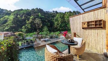 Waterfront Mountain View Deluxe King Room with Balcony and Bathtub | Terrace/patio