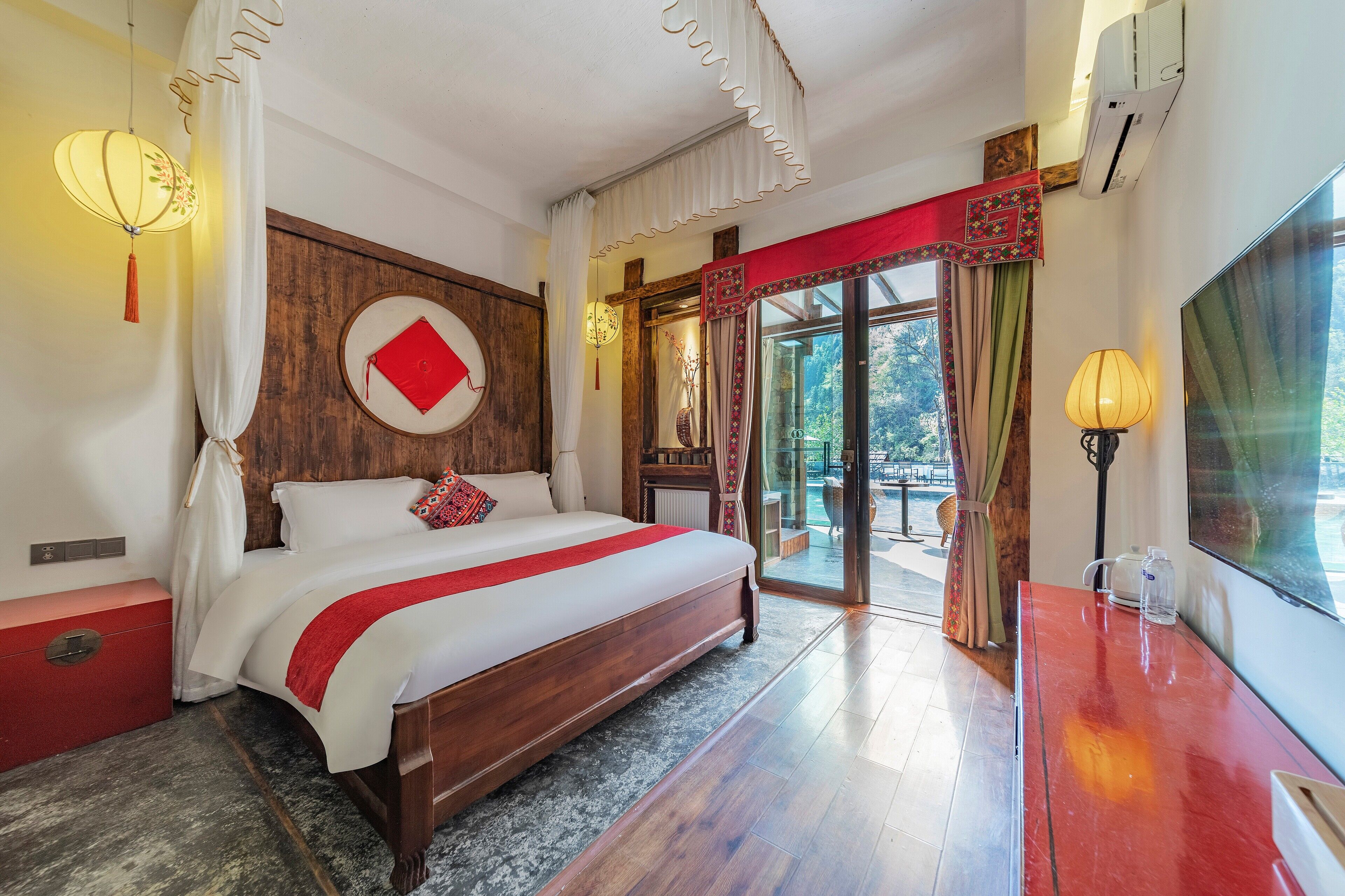 Signature Room, 1 King Bed, Resort View, Poolside