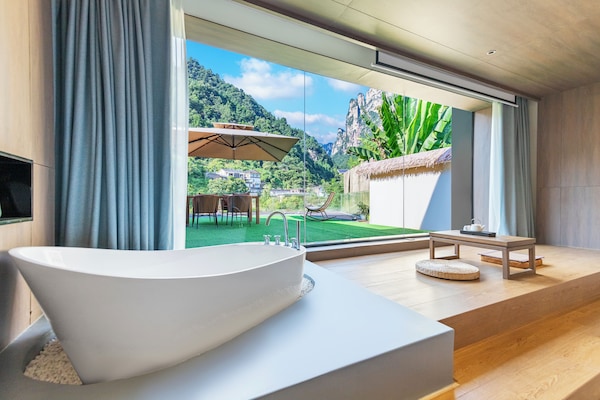 Habitación Premier, 1 habitación, vistas a la montaña, en la zona del patio | Ropa de cama de alta calidad y minibar con artículos gratuitos