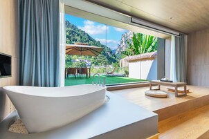 Habitación Premier, 1 habitación, vistas a la montaña, en la zona del patio | Ropa de cama de alta calidad y minibar con artículos gratuitos