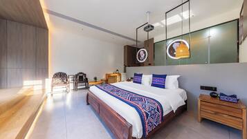 Un dormitorio moderno con una cama grande, mesitas de noche, un espejo y un proyector de techo.