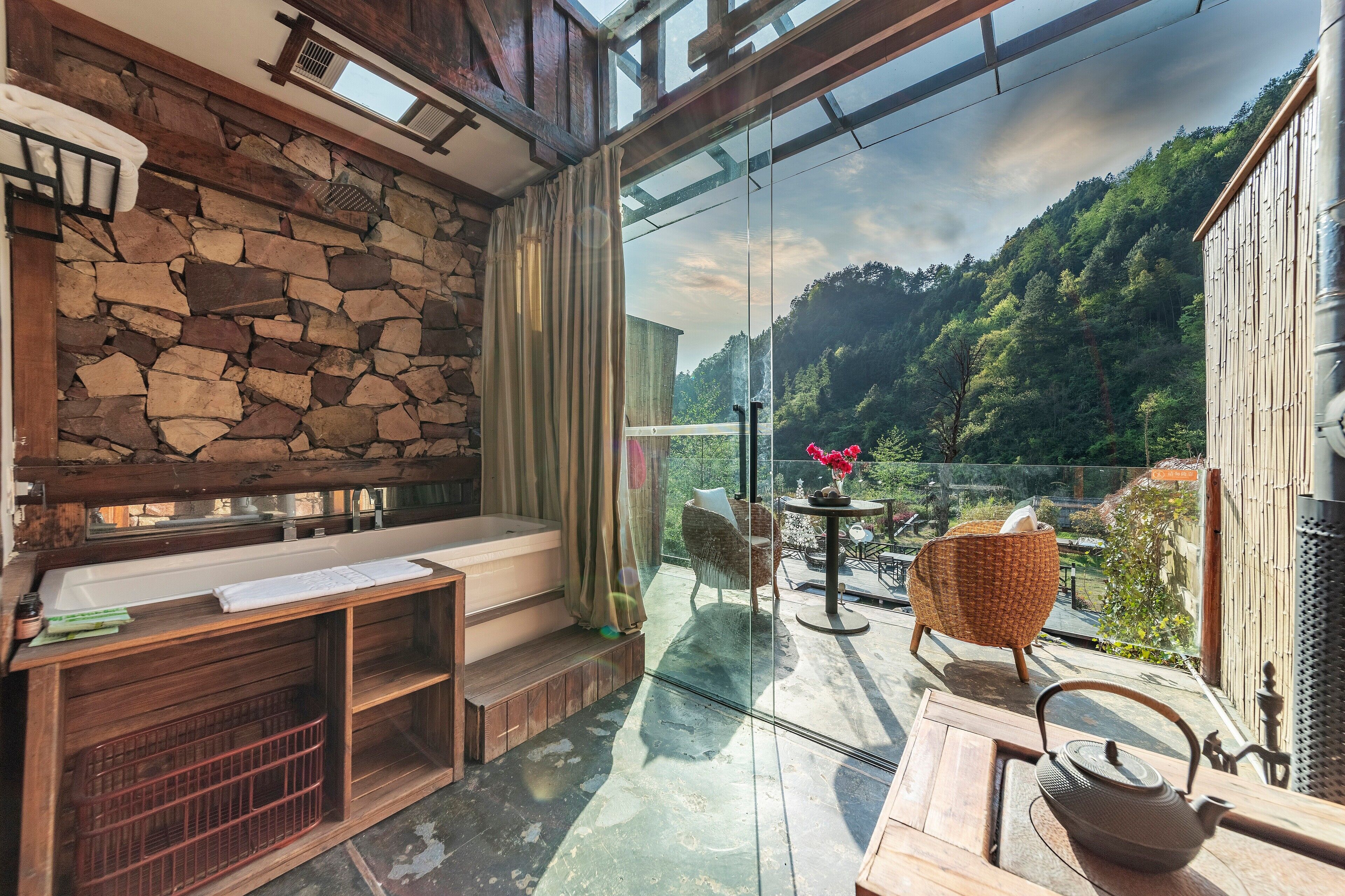 Signature Room, 1 King Bed, Balcony, Mountain View | Bathroom | Free toiletries, hair dryer, bathrobes, slippers