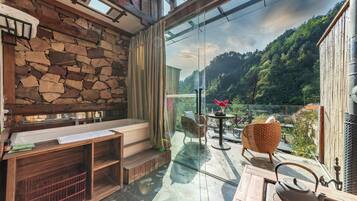 Signature Room, 1 King Bed, Balcony, Mountain View | Bathroom | Free toiletries, hair dryer, bathrobes, slippers
