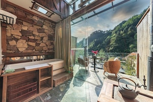 望山大床房 | 浴室 | 免费洗浴用品、吹风机、浴袍、拖鞋