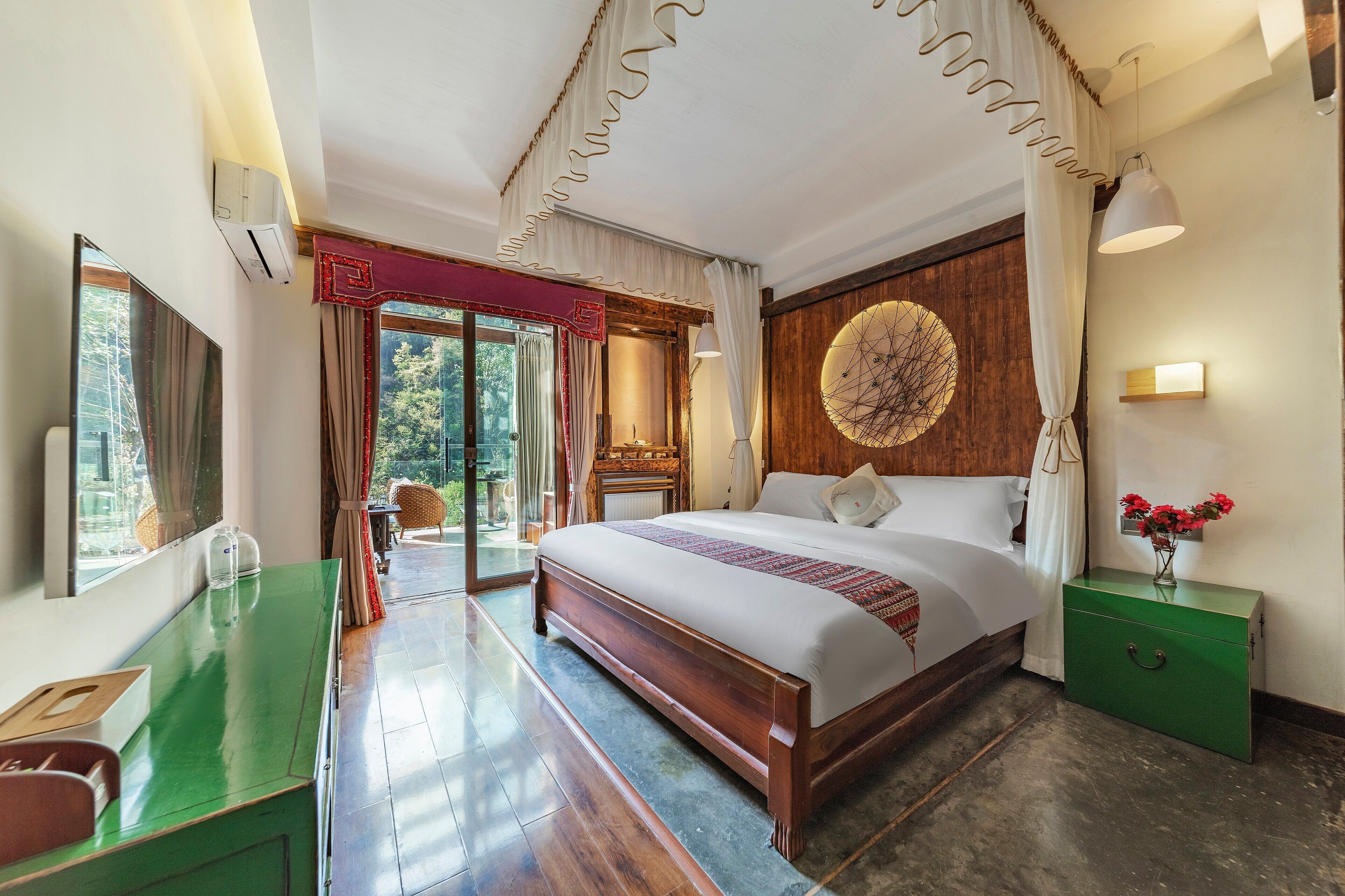 Waterfront Mountain View Deluxe King Room with Balcony and Bathtub | Premium bedding, free minibar, in-room safe, individually decorated