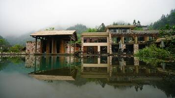 2 outdoor pools, a rooftop pool, free cabanas, pool umbrellas