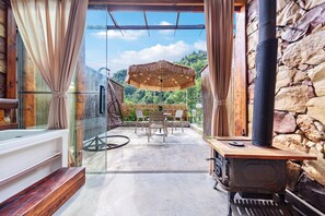 Signature-Zimmer, 1 King-Bett, Blick auf den Innenhof | Badezimmer | Kostenlose Toilettenartikel, Haartrockner, Bademäntel, Hausschuhe